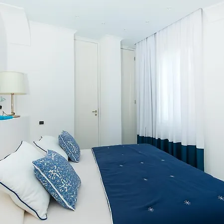 Sleeps 4 Pool Air Con Wifi *