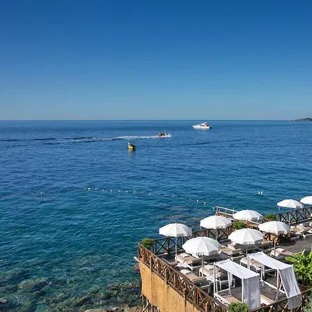 Sleeps 4 Pool Air Con Wifi Vila